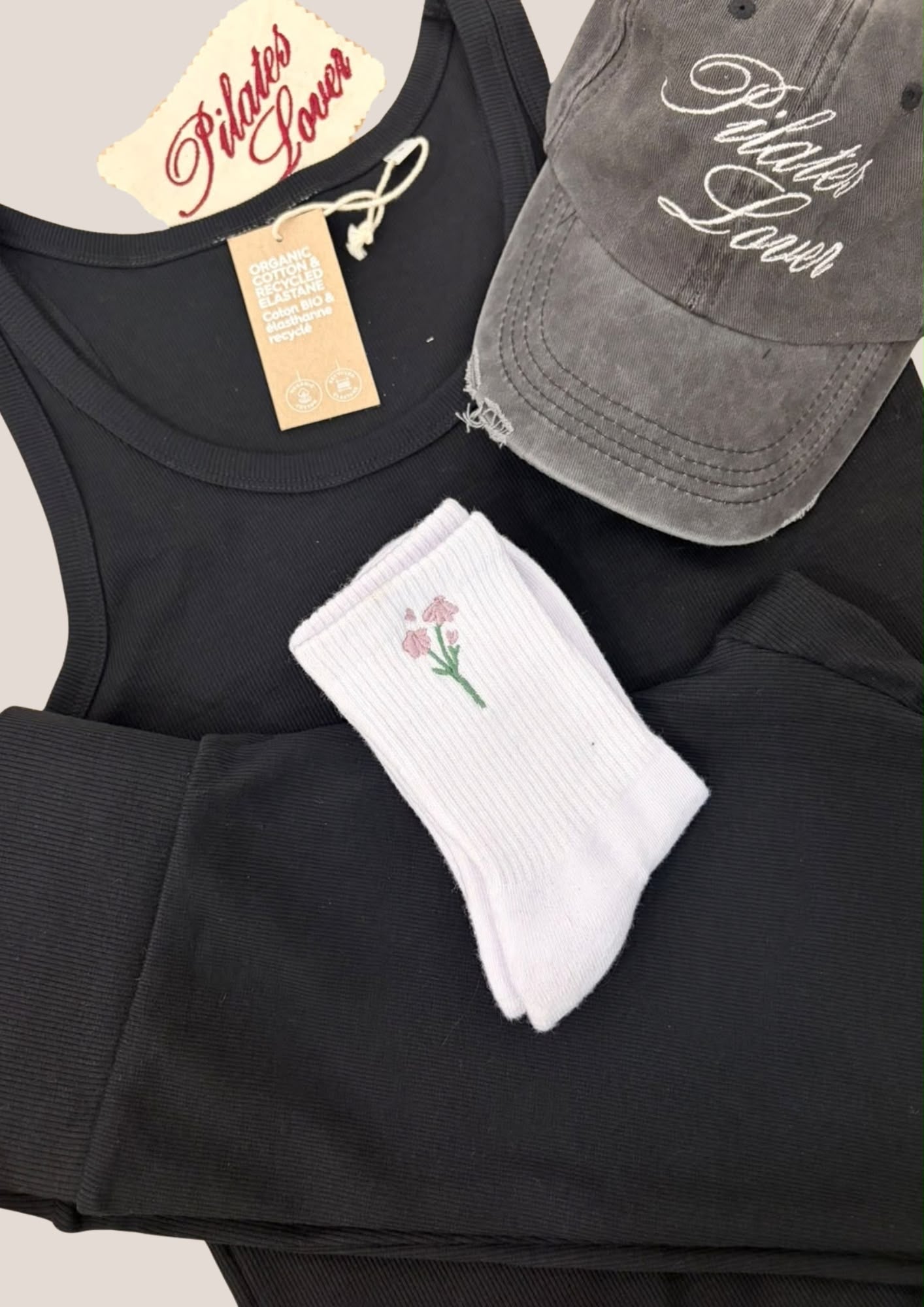 Set sportivo 4 pezzi ricamato: legging, canotta, cappello e calze